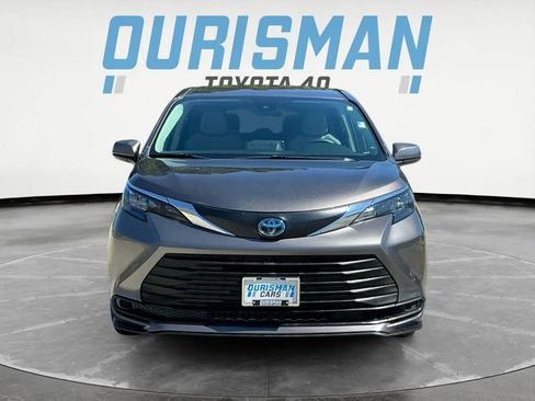 Used 2024 Toyota Sienna LE FWD image 2