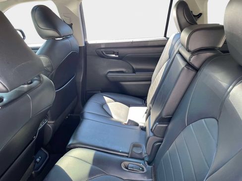 Used 2021 Toyota Highlander XLE FWD image 16