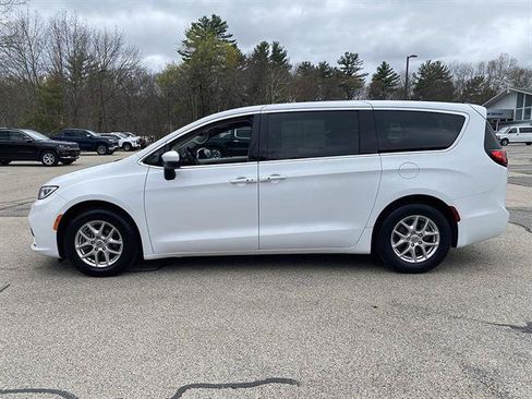 Used 2023 Chrysler Pacifica Touring-L FWD image 42