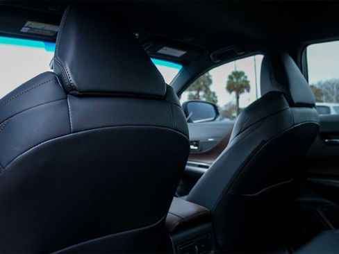 Used 2024 Toyota Venza XLE image 12