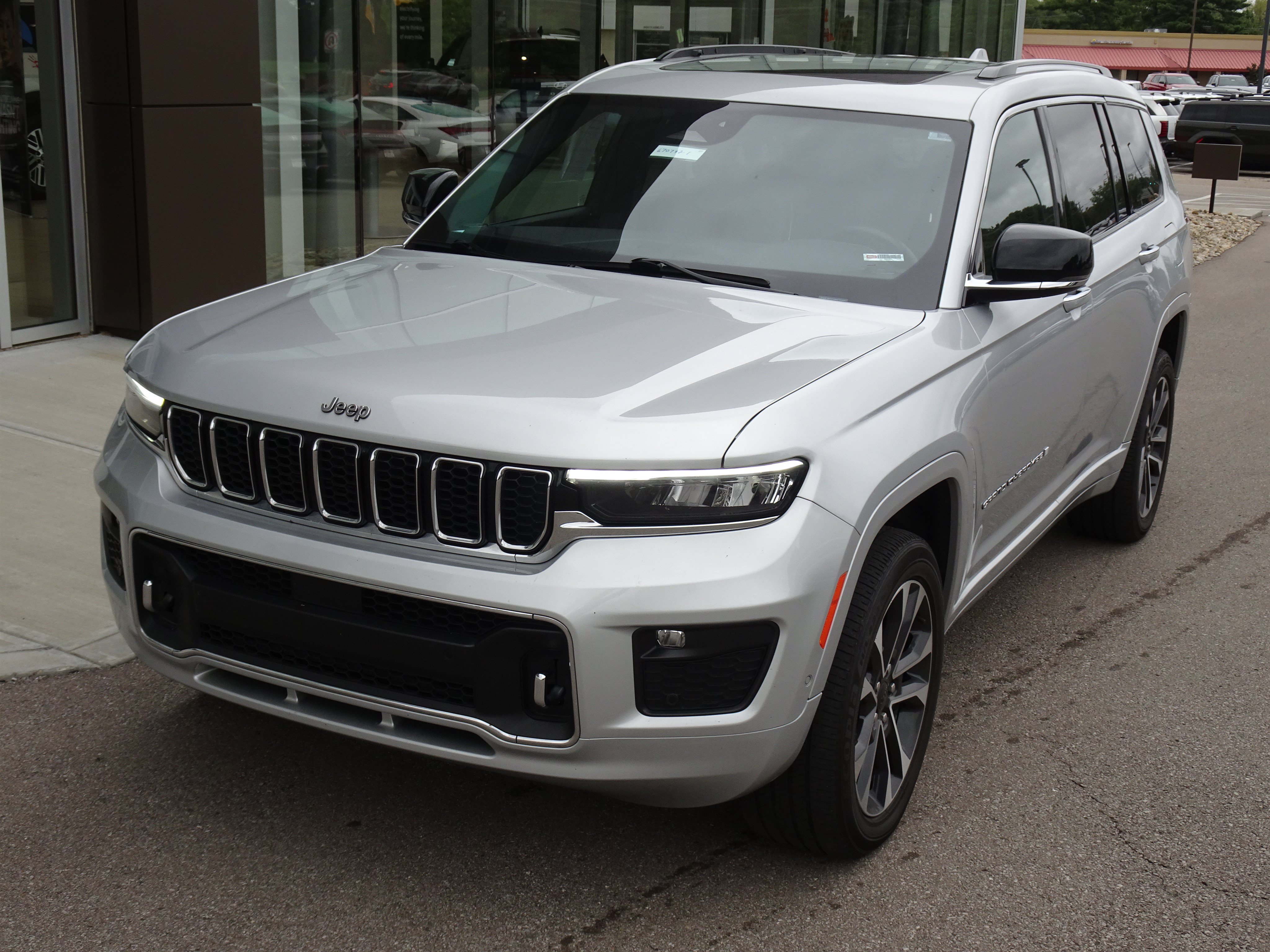 Used 2021 Jeep Grand Cherokee L Overland w/ Luxury Tech Group IV AWD/4WD image 8