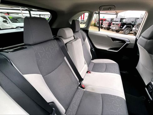 Used 2020 Toyota RAV4 XLE image 19