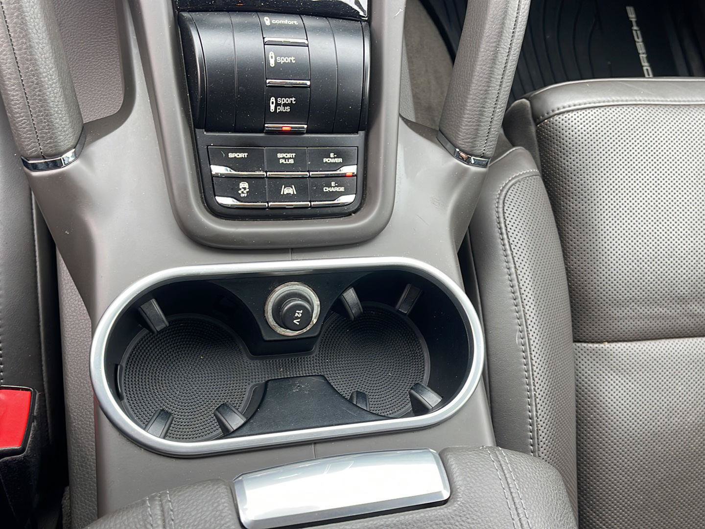 Used 2018 Porsche Cayenne S Platinum AWD/4WD image 27