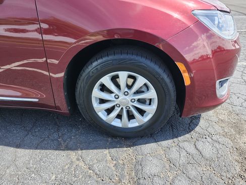 Used 2018 Chrysler Pacifica Touring-L w/ Premium Audio Group FWD image 9