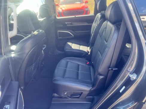 Used 2022 Kia Telluride EX w/ EX Premium Package image 13