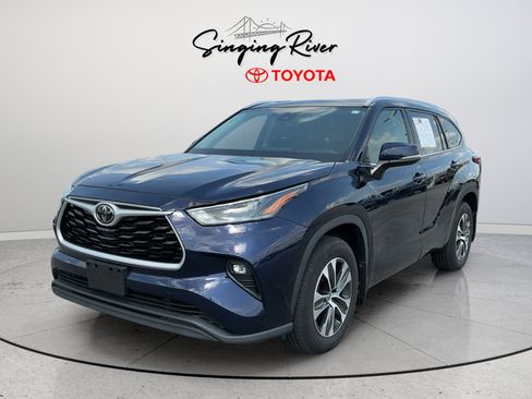 Used 2021 Toyota Highlander XLE AWD/4WD image 3