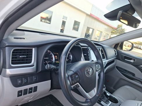 Used 2018 Toyota Highlander Limited image 15