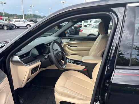 Used 2025 Jeep Grand Cherokee Limited AWD/4WD image 23