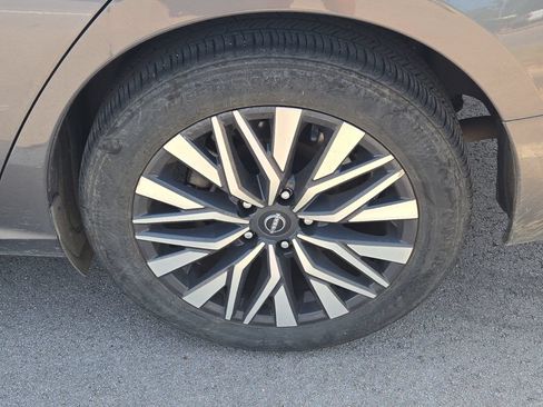 Used 2025 Nissan Altima 2.5 SV FWD image 5