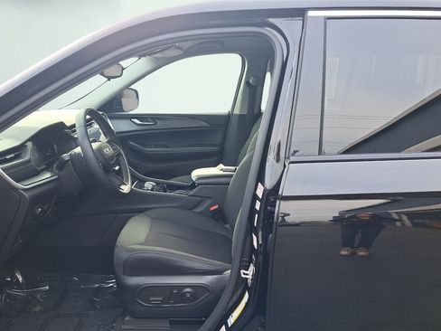 Used 2023 Jeep Grand Cherokee Laredo AWD/4WD image 10