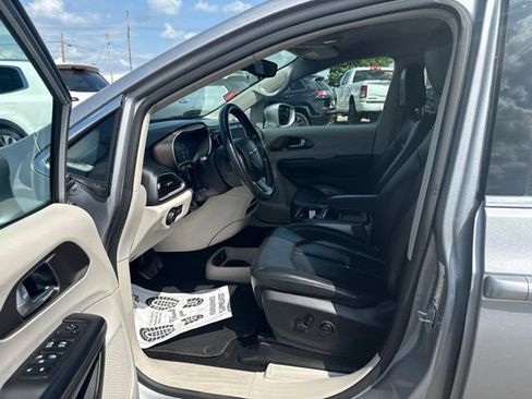 Used 2018 Chrysler Pacifica Touring-L w/ Advanced Safetytec Group FWD image 9