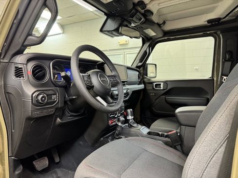 Used 2025 Jeep Wrangler Unlimited Rubicon image 12