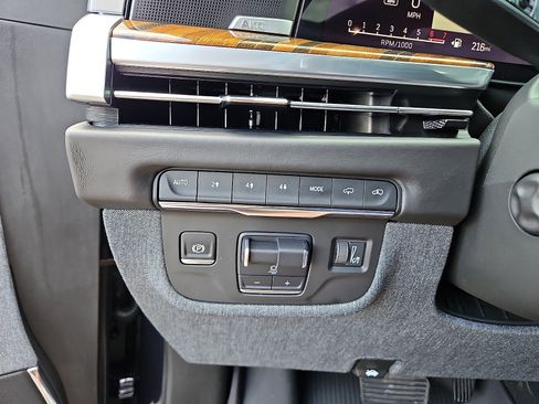 Certified 2025 Cadillac Escalade Sport Platinum w/ LPO, Floor Liner Package AWD/4WD image 18