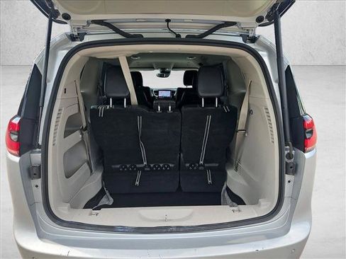 Used 2023 Chrysler Pacifica Touring-L FWD image 6