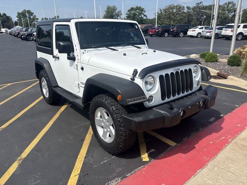 Used 2018 Jeep Wrangler Sport AWD/4WD image 3