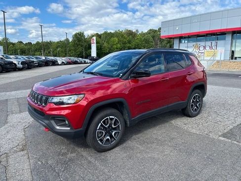 Used 2025 Jeep Compass Trailhawk AWD/4WD image 3