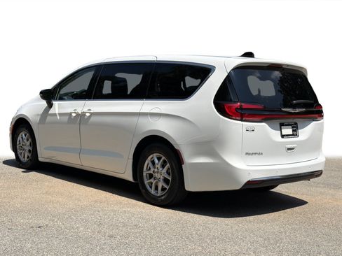 Used 2024 Chrysler Pacifica Touring-L FWD image 25