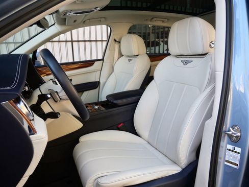 Used 2019 Bentley Bentayga AWD/4WD image 17