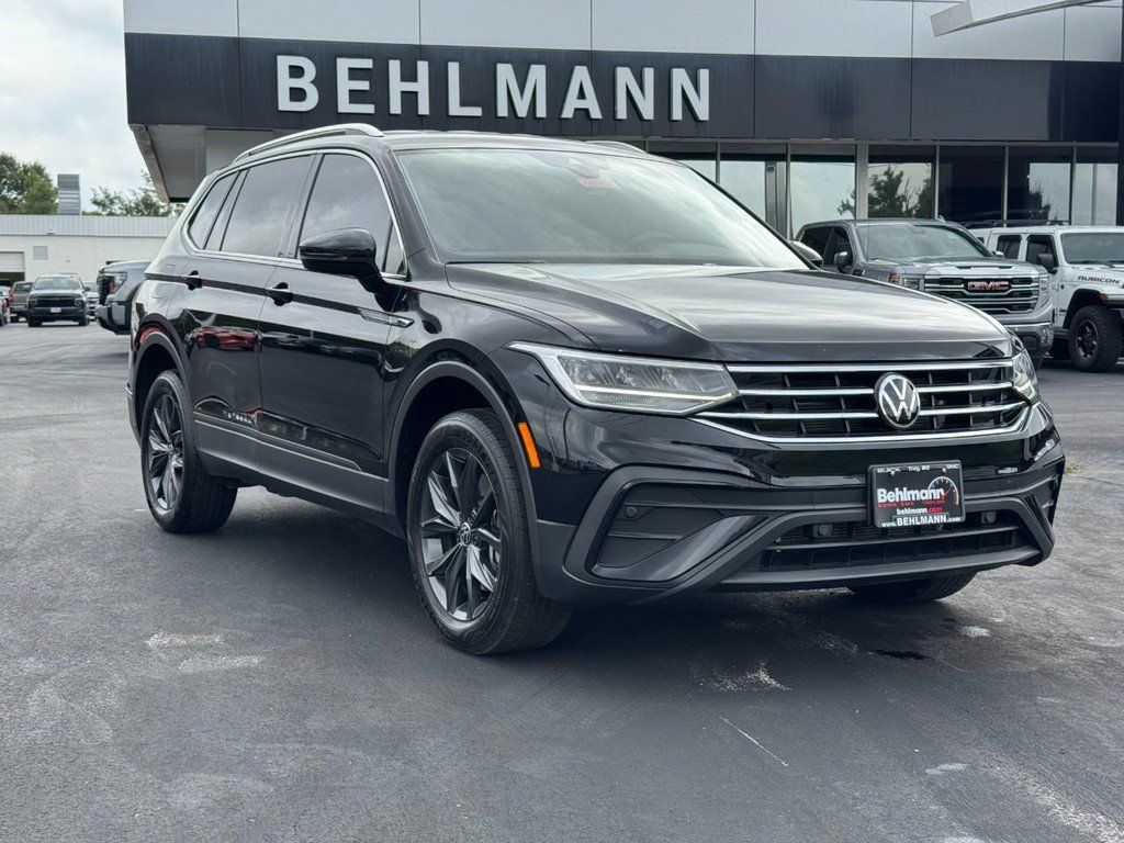 Used 2023 Volkswagen Tiguan SE FWD image 2