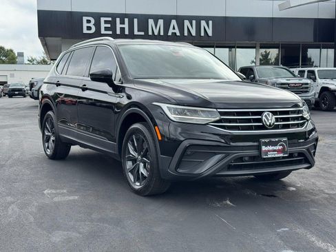 Used 2023 Volkswagen Tiguan SE FWD image 2