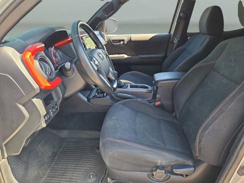 Used 2018 Toyota Tacoma TRD Sport AWD/4WD image 28
