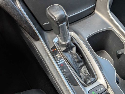 Used 2018 Honda Accord Touring image 25