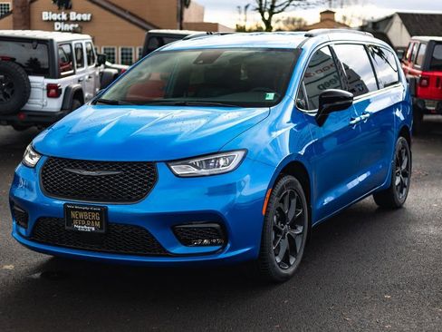 New 2026 Chrysler Pacifica Select w/ S Appearance Package image 4