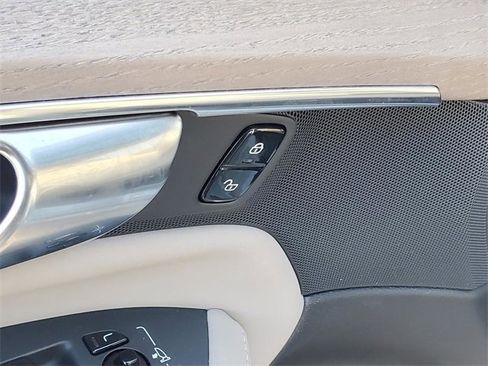 Used 2025 Volvo XC90 B6 Plus image 12