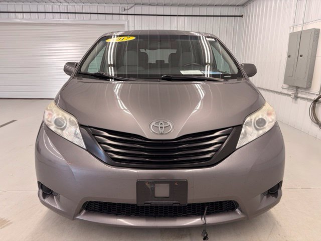 Used 2017 Toyota Sienna L FWD image 2
