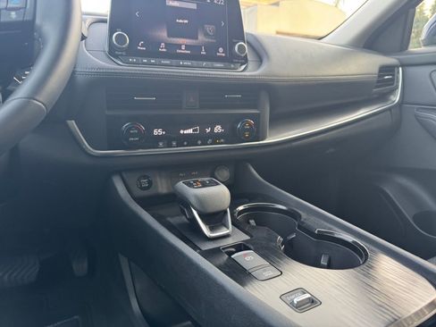 Used 2025 Nissan Rogue SV image 43