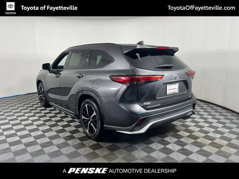 Used 2021 Toyota Highlander XSE FWD image 3
