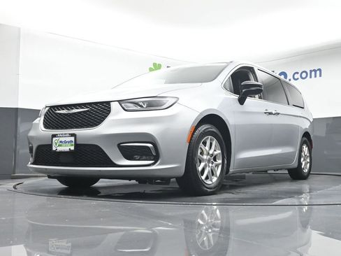 Used 2024 Chrysler Pacifica Touring-L image 6