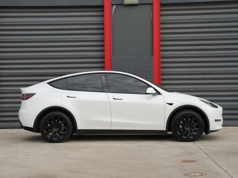 Used 2023 Tesla Model Y Long Range image 9