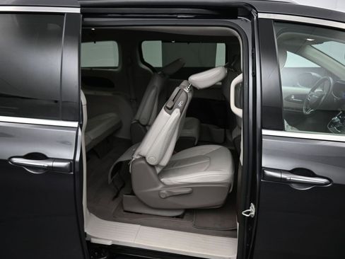 Used 2021 Chrysler Pacifica Touring-L image 57