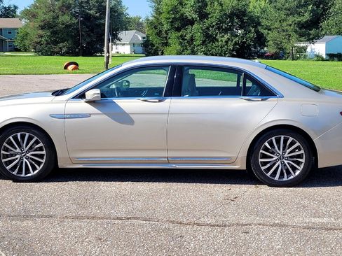 Used 2017 Lincoln Continental Select image 3