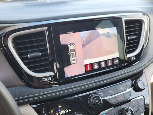 Used 2022 Chrysler Pacifica Touring-L w/ Uconnect Theater Family Group image 9