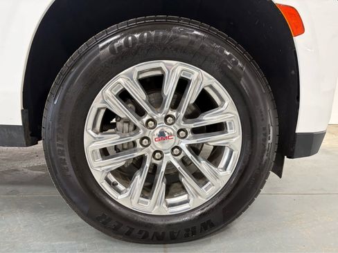 Used 2024 GMC Yukon XL SLE AWD/4WD image 9