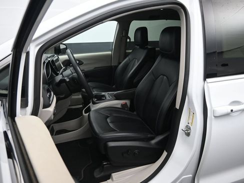Used 2024 Chrysler Pacifica Touring-L FWD image 21
