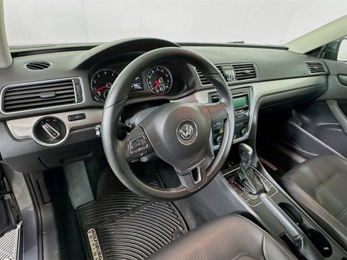 Used 2014 Volkswagen Passat 1.8T Wolfsburg Edition image 9
