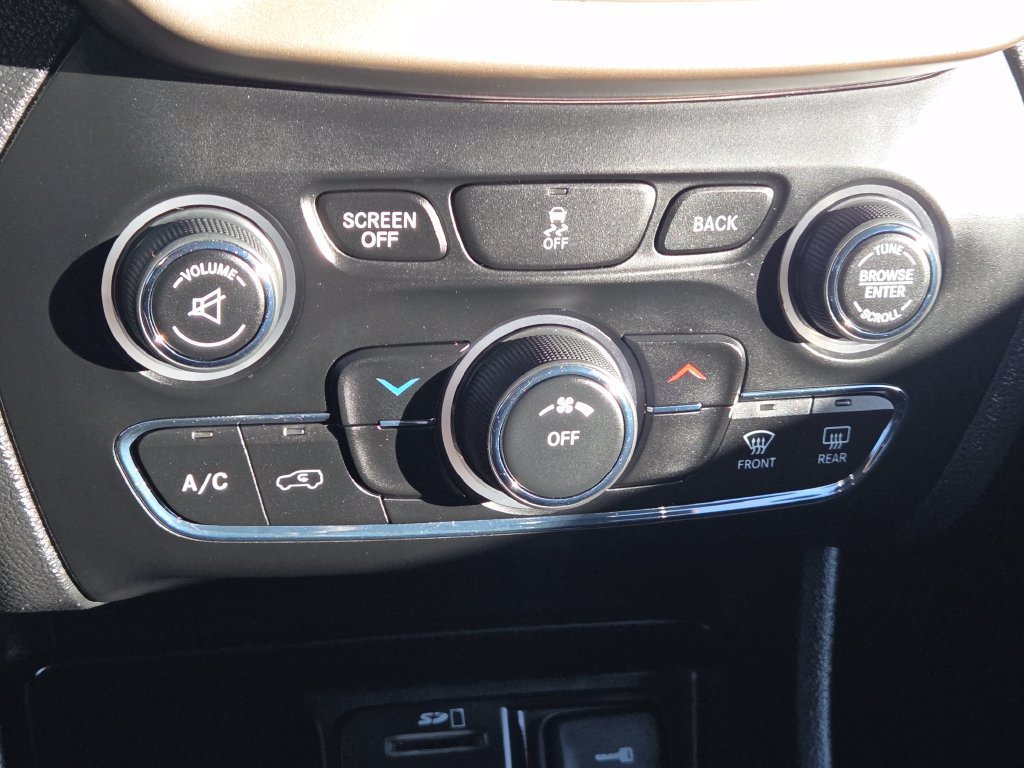 Used 2018 Jeep Cherokee Latitude w/ Altitude Package FWD image 17