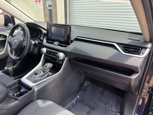 Used 2021 Toyota RAV4 XLE w/ Convenience Package FWD image 14