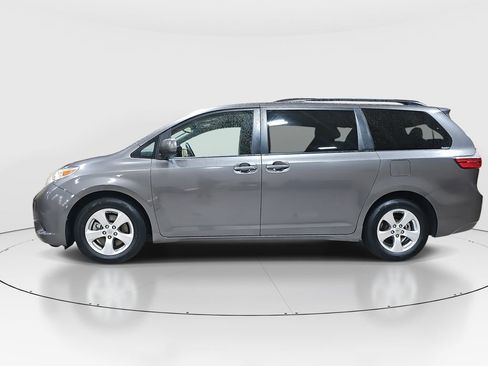 Used 2017 Toyota Sienna LE image 8