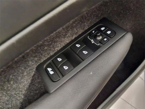 Used 2025 Volvo XC40 B5 Ultra w/ Protection Package Premier image 23