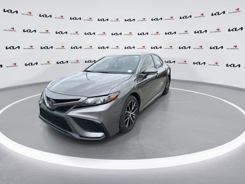 Used 2024 Toyota Camry SE w/ Convenience Package FWD image 4