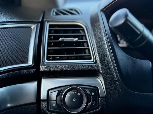 Used 2019 Ford Explorer XLT w/ Equipment Group 202A FWD image 18