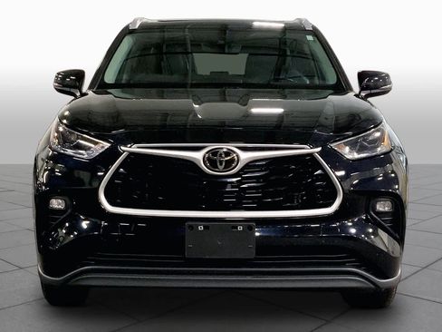 Used 2022 Toyota Highlander XLE AWD/4WD image 4