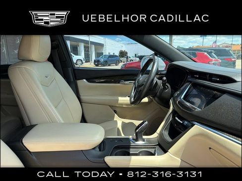 Used 2017 Cadillac XT5 FWD image 2