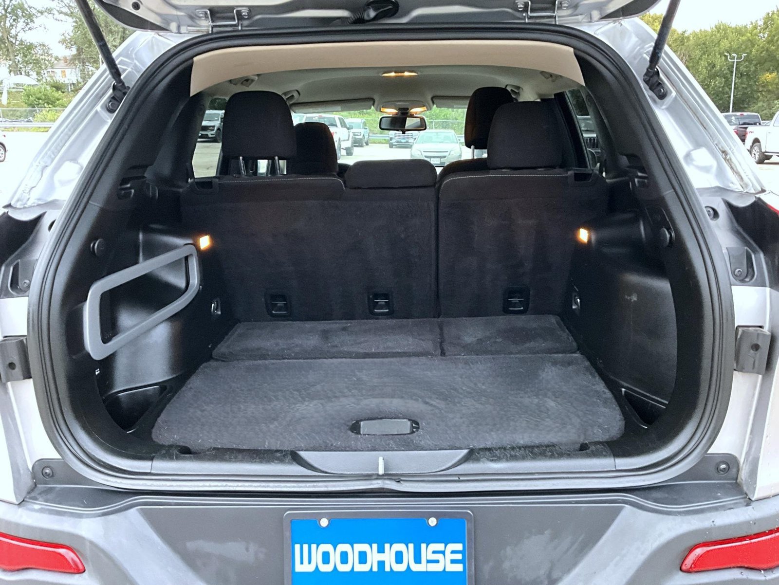 Used 2016 Jeep Cherokee Latitude w/ Cold Weather Group FWD image 9