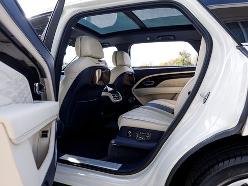 Used 2023 Bentley Bentayga Extended Wheelbase image 44