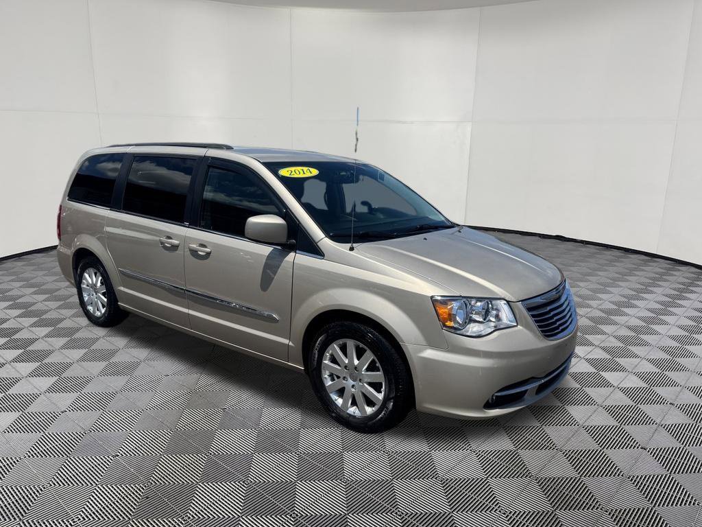 Used 2014 Chrysler Town & Country Touring FWD image 4